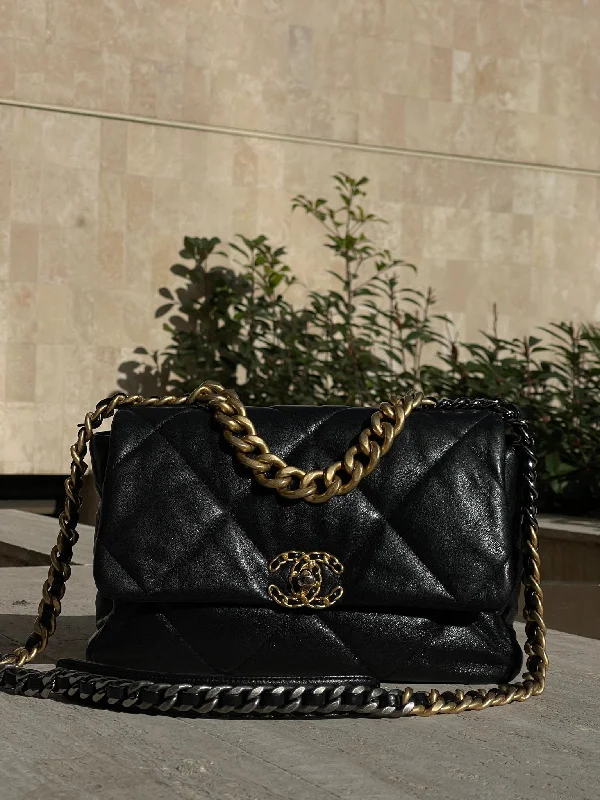 Chanel - Sac 19 noir MM